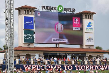 オープン戦で球場のモニターに表示されたストライク、ボールの機械判定の様子＝16日（ゲッティ＝共同）