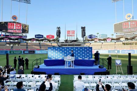 　ユニクロの広告看板などが掲示されたドジャースタジアム（共同）
