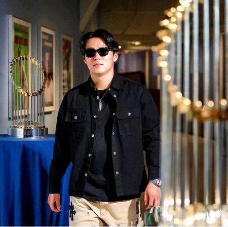 【写真】山本由伸　球場入りファッションがめちゃオシャレ！球団史上初の３連覇へ　ド軍がクラブハウスに特別演出