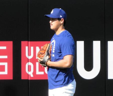 　試合前のフィールドでキャッチボールを行う大谷（撮影・小林信行）