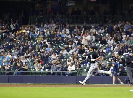 　ブルワーズとの開幕戦の９回、メジャー初本塁打を放ち塁を回るホワイトソックス・村上＝ミルウォーキー（共同）