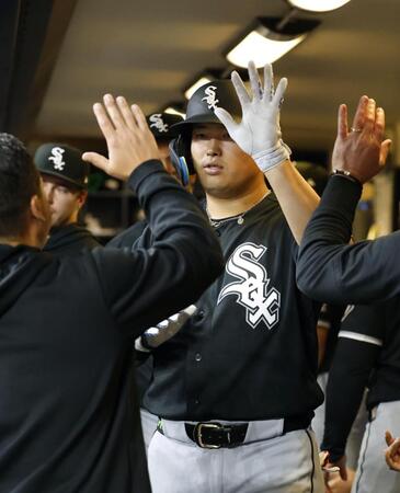 　ブルワーズとの開幕戦の９回、メジャー初本塁打を放ち祝福されるホワイトソックス・村上＝ミルウォーキー（共同）
