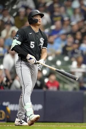 　ブルワーズとの開幕戦の９回、メジャー初本塁打を放ち、打球の行方を追うホワイトソックス・村上＝ミルウォーキー（ゲッティ＝共同）