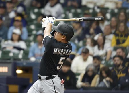 　ブルワーズとの開幕戦の９回、メジャー初本塁打を放つホワイトソックス・村上＝ミルウォーキー（共同）