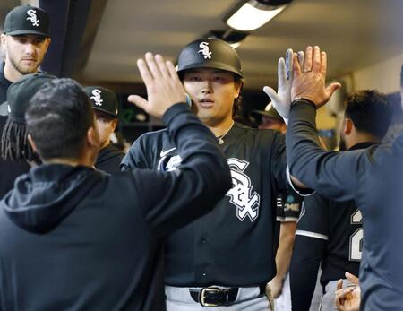 　ブルワーズとの開幕戦の９回、メジャー初本塁打を放ち祝福されるホワイトソックス・村上＝ミルウォーキー（共同）