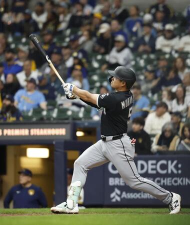 　米大リーグ、ブルワーズとの開幕戦の９回、メジャー初本塁打を放つホワイトソックス・村上宗隆＝26日、ミルウォーキー（共同）