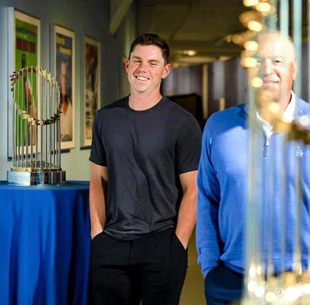 　　球場入りするスミスとロバーツ監督（ロサンゼルス・ドジャース提供）