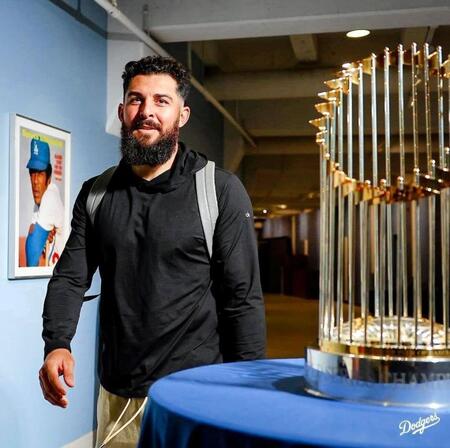 【写真】泣ける…開幕セレモニー 大谷や新加入選手よりも大歓声浴びた左腕 昨年WS中に生まれたばかりの長女が他界 ファンが温かく帰還を迎える