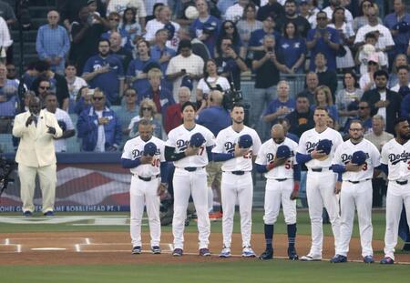 　試合前セレモニーで国歌を聞くドジャース・大谷（ユニホーム姿の左から２人目）ら＝ロサンゼルス（共同）