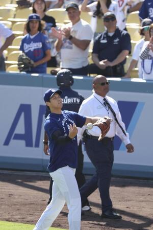 　試合前、ファンにボールを投げ入れるドジャース・大谷＝ロサンゼルス（共同）