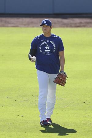 　キャッチボールするドジャース・大谷＝ロサンゼルス（共同）