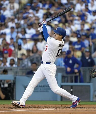 　ダイヤモンドバックス戦の１回、右前打を放つドジャース・大谷＝ロサンゼルス（共同）