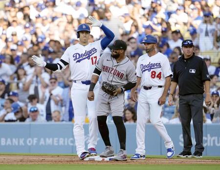 　ダイヤモンドバックス戦の１回、右前打を放ったドジャース・大谷（17）＝ロサンゼルス（共同）