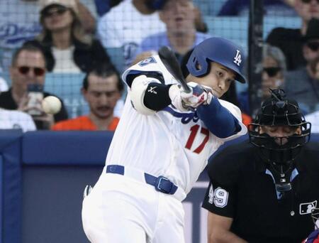 　ダイヤモンドバックス戦の１回、右前打を放つドジャース・大谷＝ロサンゼルス（共同）