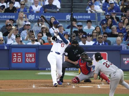 　米大リーグ、ダイヤモンドバックスとの開幕戦の１回、右前打を放つドジャース・大谷翔平＝26日、ロサンゼルス（共同）