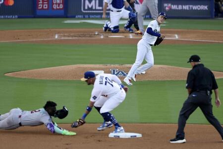 　ダイヤモンドバックス戦の１回、一走ペルドモをけん制で二塁アウトにするドジャース・山本＝ロサンゼルス（共同）