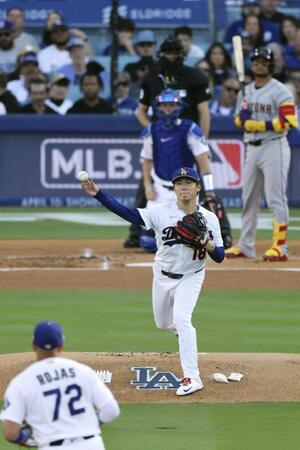 　ダイヤモンドバックス戦の１回、一走ペルドモをけん制で二塁アウトにするドジャース・山本＝ロサンゼルス（共同）