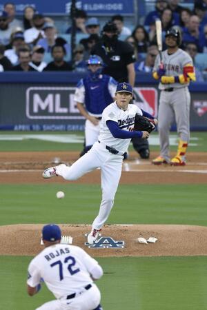 　ダイヤモンドバックス戦の１回、一走ペルドモをけん制で二塁アウトにするドジャース・山本＝ロサンゼルス（共同）