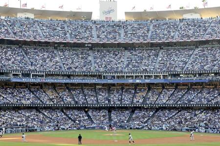 　ダイヤモンドバックス戦の１回、右前打を放ち、走りだすドジャース・大谷＝ロサンゼルス（共同）