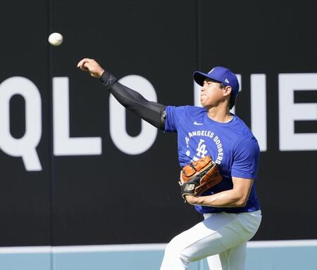 　キャッチボールするドジャース・大谷＝ロサンゼルス（共同）
