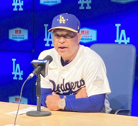 　試合後、大谷の状態について語るロバーツ監督（撮影・小林信行）