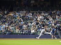 　ブルワーズとの開幕戦の９回、メジャー初本塁打を放ち塁を回るホワイトソックス・村上＝ミルウォーキー（共同）