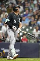 　ブルワーズとの開幕戦の９回、メジャー初本塁打を放ち、打球の行方を追うホワイトソックス・村上＝ミルウォーキー（ゲッティ＝共同）