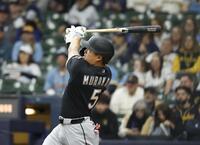 　ブルワーズとの開幕戦の９回、メジャー初本塁打を放つホワイトソックス・村上＝ミルウォーキー（共同）