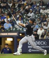　米大リーグ、ブルワーズとの開幕戦の９回、メジャー初本塁打を放つホワイトソックス・村上宗隆＝26日、ミルウォーキー（共同）