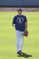 　キャッチボールするドジャース・大谷＝ロサンゼルス（共同）