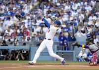 　米大リーグ、ダイヤモンドバックスとの開幕戦の１回、右前打を放つドジャース・大谷翔平＝26日、ロサンゼルス（共同）