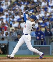 　ダイヤモンドバックス戦の１回、右前打を放つドジャース・大谷＝ロサンゼルス（共同）
