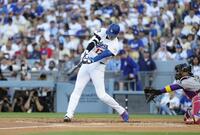 　ダイヤモンドバックス戦の１回、右前打を放つドジャース・大谷＝ロサンゼルス（共同）