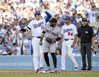 　ダイヤモンドバックス戦の１回、右前打を放ったドジャース・大谷（17）＝ロサンゼルス（共同）