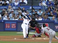 　米大リーグ、ダイヤモンドバックスとの開幕戦の１回、右前打を放つドジャース・大谷翔平＝26日、ロサンゼルス（共同）