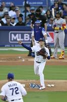 　ダイヤモンドバックス戦の１回、一走ペルドモをけん制で二塁アウトにするドジャース・山本＝ロサンゼルス（共同）