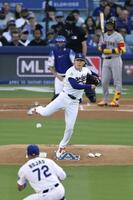 　ダイヤモンドバックス戦の１回、一走ペルドモをけん制で二塁アウトにするドジャース・山本＝ロサンゼルス（共同）