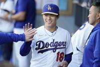 　ダイヤモンドバックス戦の２回を投げ終え、ベンチで笑顔のドジャース・山本＝ロサンゼルス（共同）