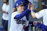 　ダイヤモンドバックス戦の２回を投げ終え、ベンチで笑顔のドジャース・山本＝ロサンゼルス（共同）