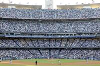 　ダイヤモンドバックス戦の１回、右前打を放ち、走りだすドジャース・大谷＝ロサンゼルス（共同）