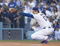 　始球式で捕手役を務めたドジャース・大谷＝ロサンゼルス（共同）