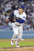 　ダイヤモンドバックスとの開幕戦に先発し、６回２失点で勝利投手となったドジャース・山本。２年連続で開幕戦白星を挙げた＝ロサンゼルス（共同）