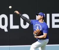 　キャッチボールするドジャース・大谷＝ロサンゼルス（共同）
