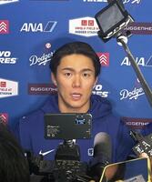 　試合後、記者の質問に答えるドジャース・山本＝ロサンゼルス（共同）