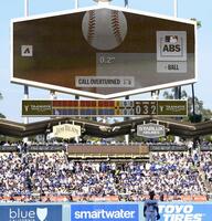 　ダイヤモンドバックス戦の１回、ドジャース・山本の投球がチャレンジで機械判定された様子。判定が覆りボールとなった＝ロサンゼルス（共同）