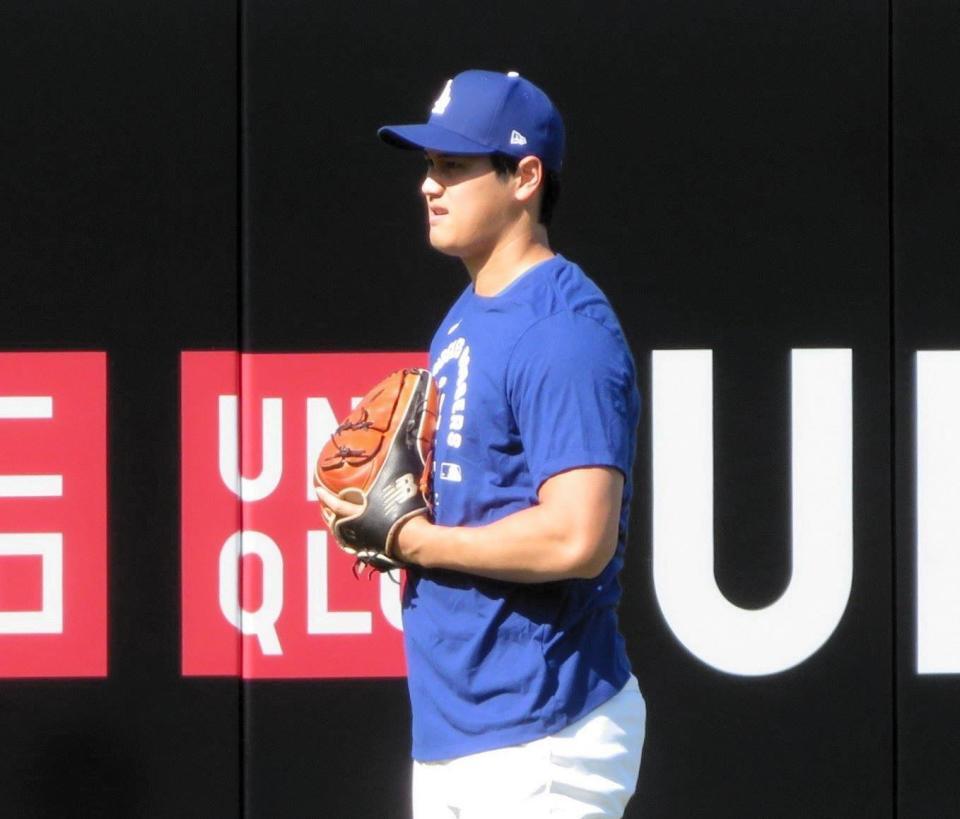 　試合前のフィールドでキャッチボールを行う大谷（撮影・小林信行）