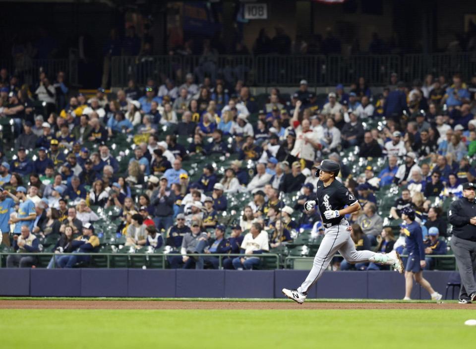 　ブルワーズとの開幕戦の９回、メジャー初本塁打を放ち塁を回るホワイトソックス・村上＝ミルウォーキー（共同）