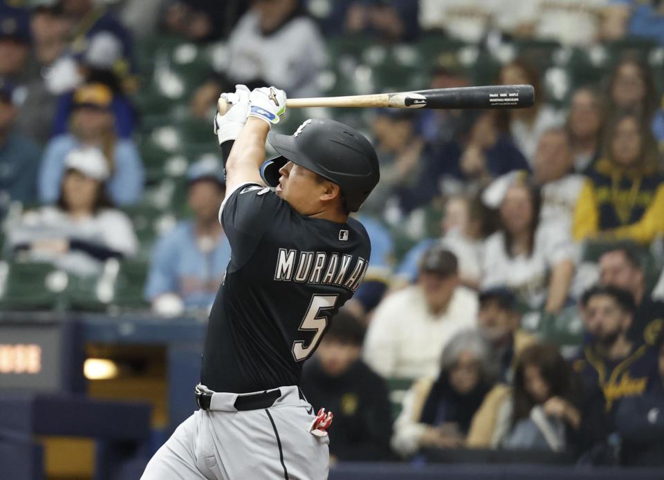 　ブルワーズとの開幕戦の９回、メジャー初本塁打を放つホワイトソックス・村上＝ミルウォーキー（共同）