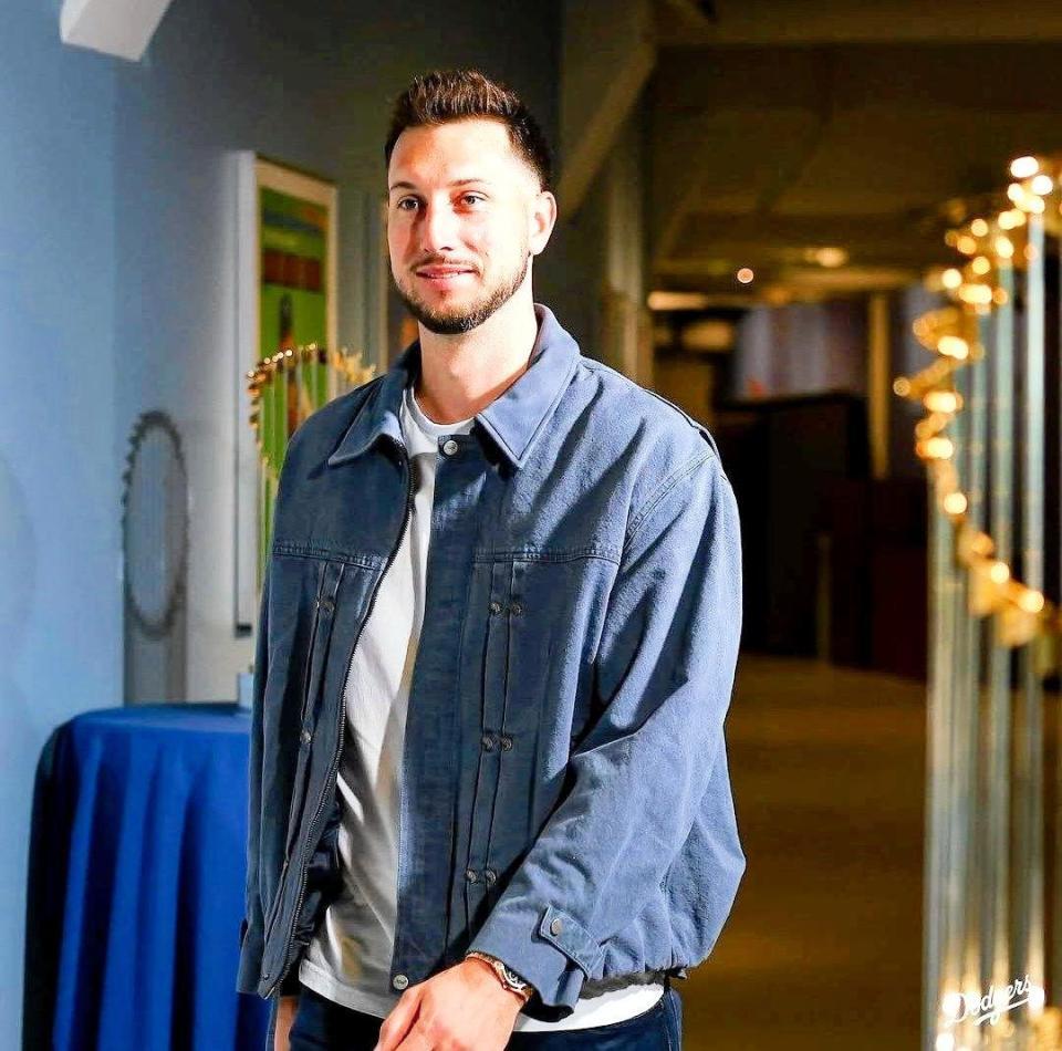 　　球場入りするタッカー（ロサンゼルス・ドジャース提供）