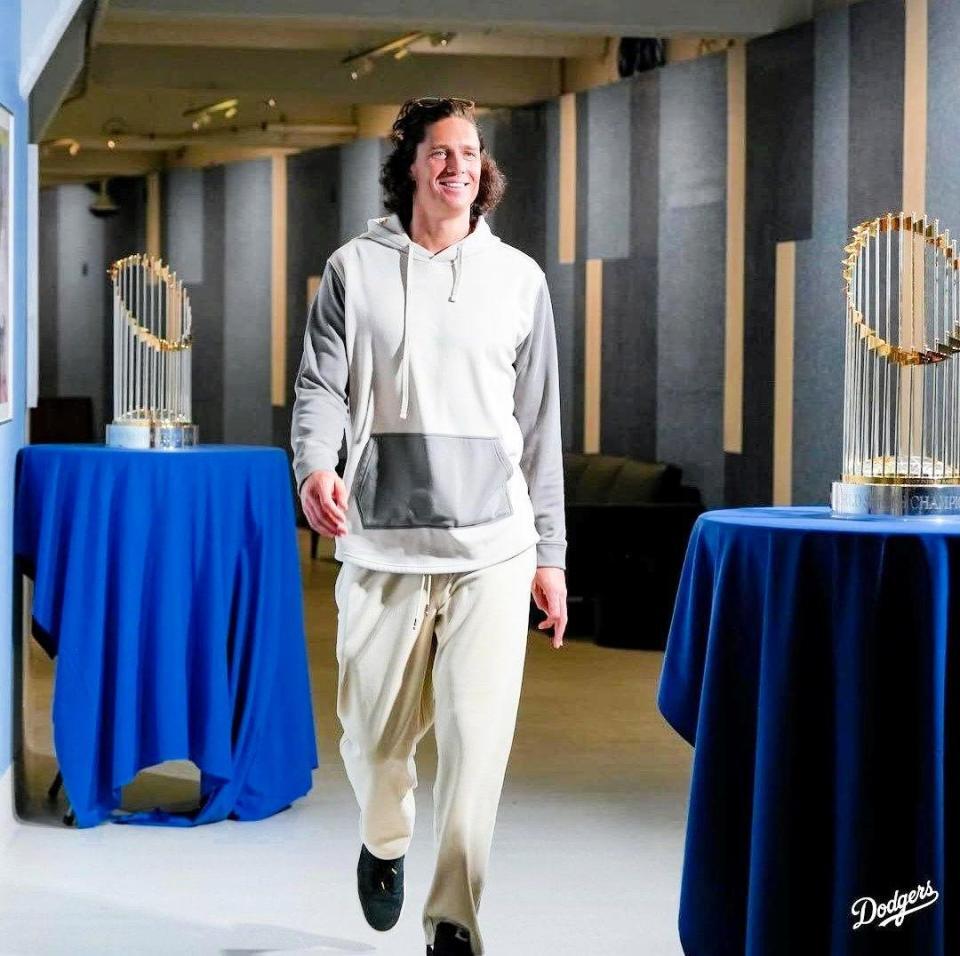 　球場入りするグラスノー（ロサンゼルス・ドジャース提供）